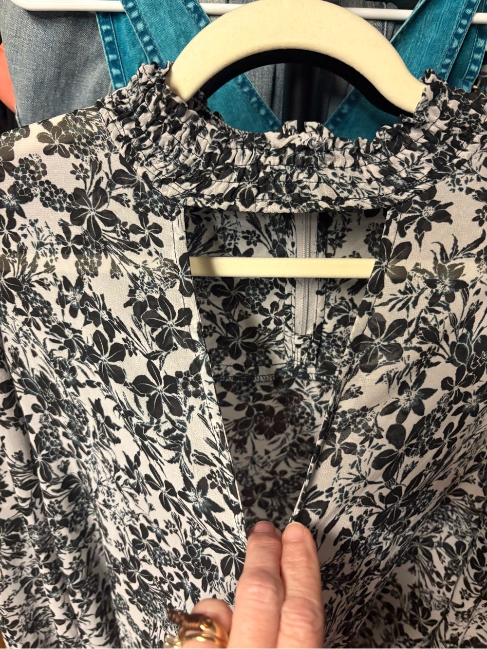 Guess Black and White Floral Ruffled Neck Blouse size small, EUC